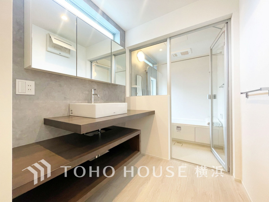 スタイリッシュに仕上げられたパウダールーム。柔らかな自然光が入る心地よい空間です。豊富な収納と清潔感溢れる美しい水回りで、洗面やお肌のお手入れも気持ちよくおこなえます。