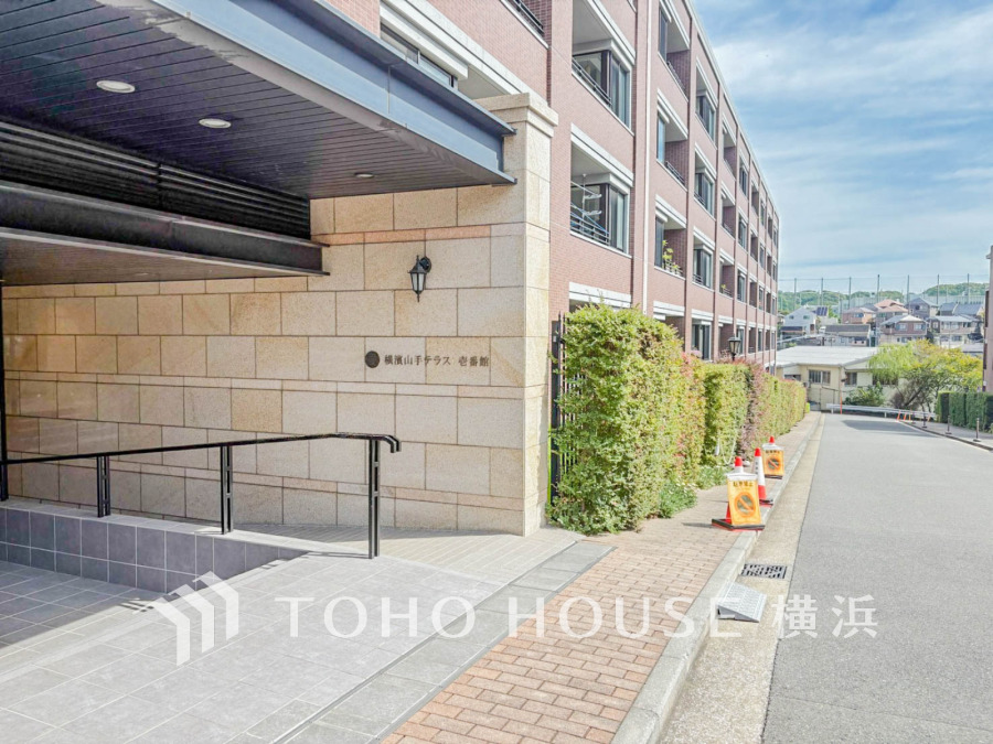 上質感漂うエントランス。めまぐるしく過ぎ行く日々の中でゆったりとした休息と癒しを提供してくれる居住者のプライベート空間があります。