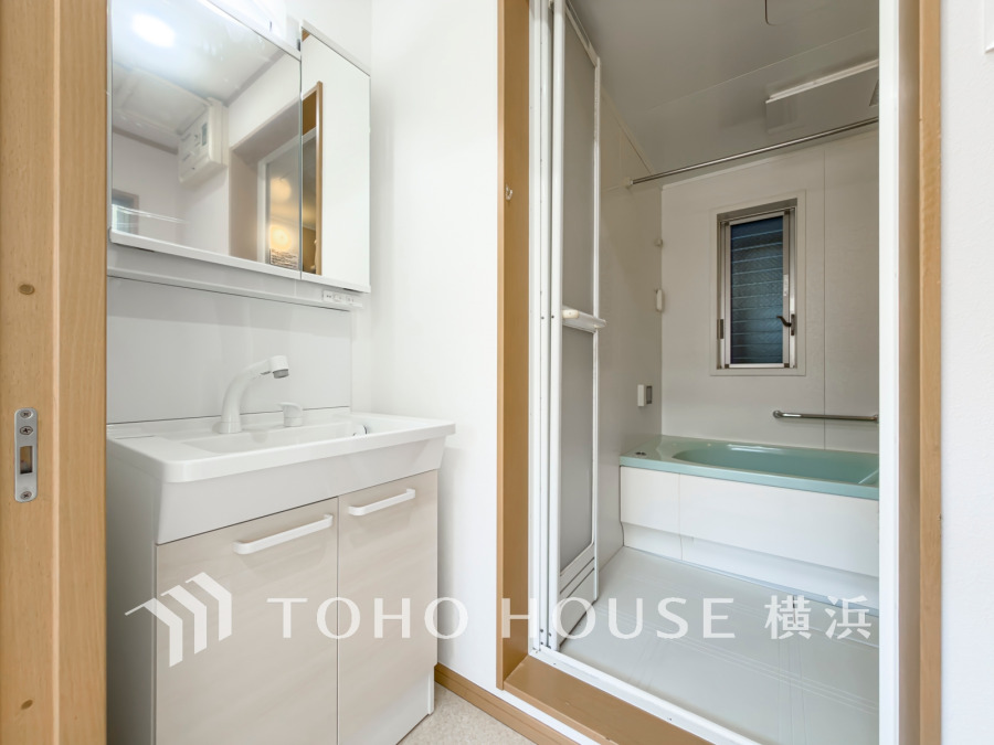 脱衣スペースを含む空間はゆとりの広さを設け、また洗面化粧台にも収納スペースを設ける事により、散らかりやすい洗面スペースをスッキリ保てます。