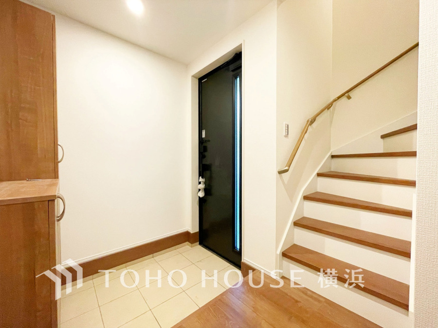 清潔感溢れる玄関がお出迎えする本邸宅の物語は、ここから始まる日常を期待させます。この場所には「希望」と「優越」で包み込んでくれる「特別」な空間があります。