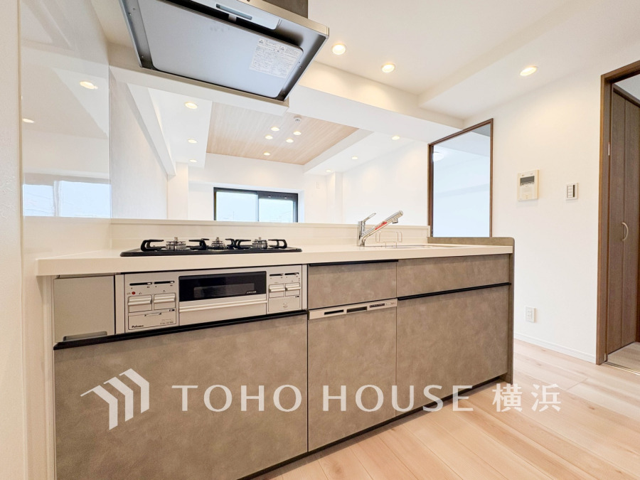 新規交換された清潔感溢れるシステムキッチン。リビングが見渡せるスタイリッシュな対面式キッチンです。
