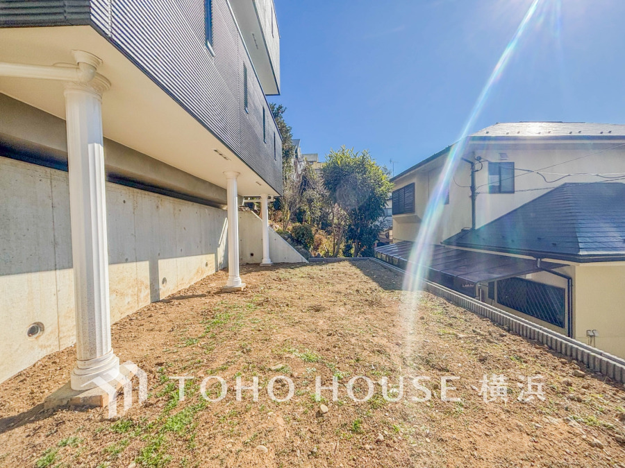 毎日の暮らしの中に癒しを与えてくれるお庭スペース。ガーデニングで色とりどりの草花を綺麗に飾ればより一層華やかな空間になります。