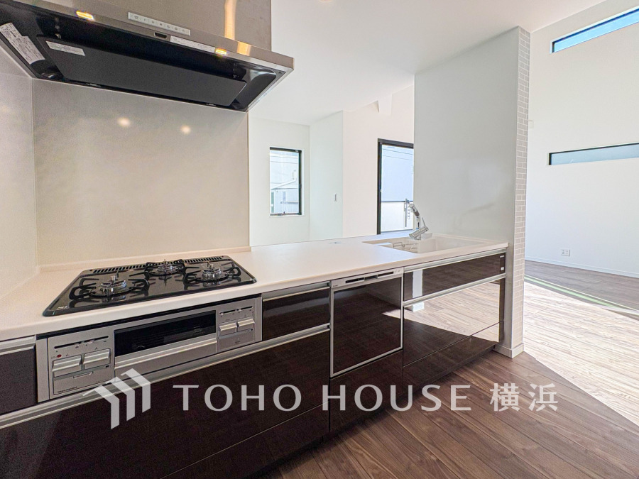 長い時間滞在するキッチンだからこそ、食事の準備を楽しい時間に、忙しい時でもスムーズに無駄なく作業できる、お手入れも簡単にできるなど、毎日を楽しくするキッチンスペースに仕上げました。