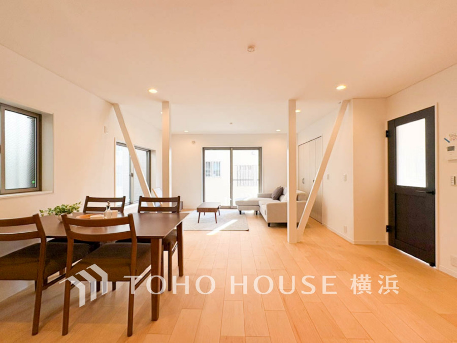 家族みんなが爽やかに健やかに過ごせるように、溢れる光をたっぷり取り込んだリビングダイニング。集いの場、憩いの場としての快適性を求めたやすらぎの空間です。
