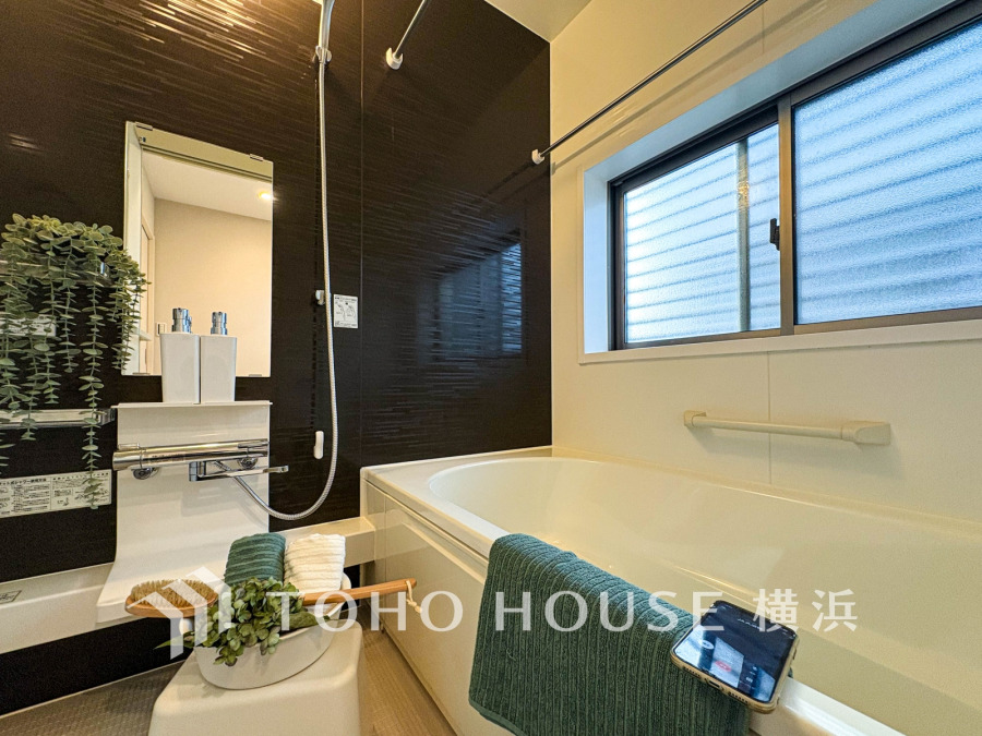 上質が感じられるカラーリングで、清潔な空間美を実現。一日の疲れが癒される優雅なバスタイムを堪能できるゆとりあるバスルームです。
