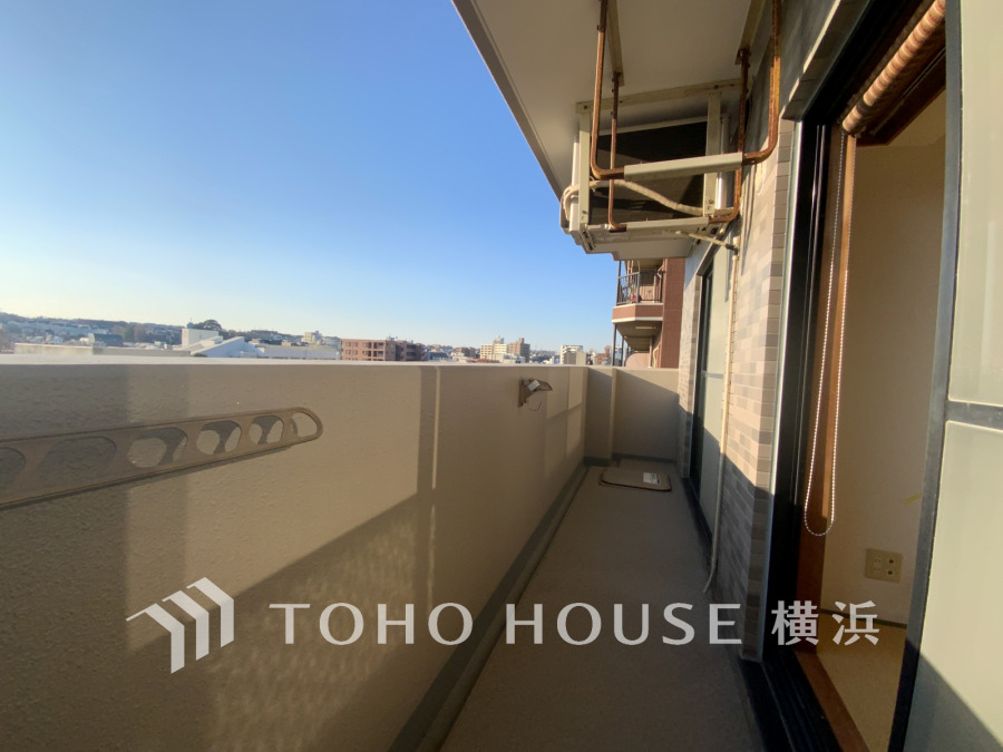 陽光とそよ風に触れることができる南東向きの明るいバルコニー。
