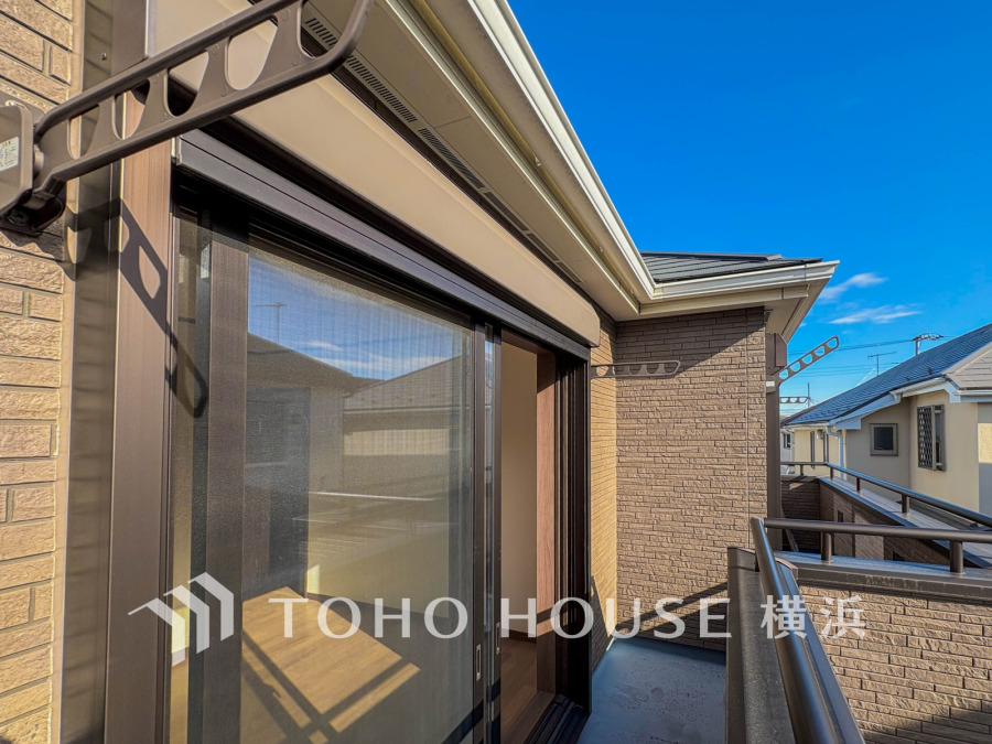 2部屋にまたがる広いバルコニーは、暮らしの中での光と風を演出してくれています。見事なまでの開放的な空間をお楽しみください。