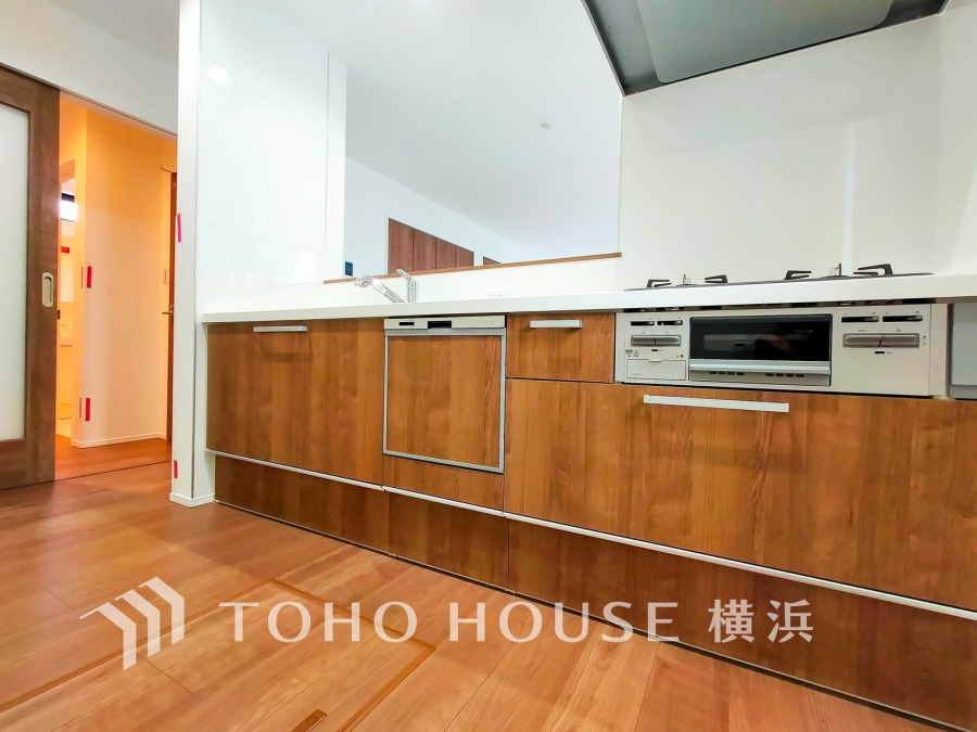 スタイリッシュな対面キッチンを採用。リビングが見渡せるので、お子様を安心して遊ばせながら家事ができ、リビング学習をするお子様にも声がかけやすい自然な距離感。 