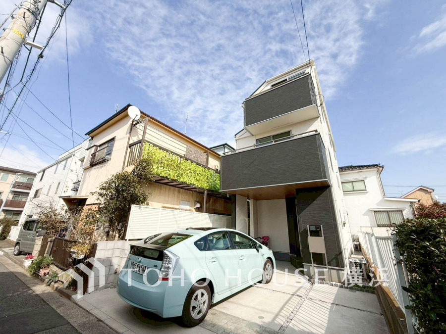 スタイリッシュな外観と駐車スペース付きの3階建て住宅。周辺は閑静な住宅街で暮らしやすい環境です。
