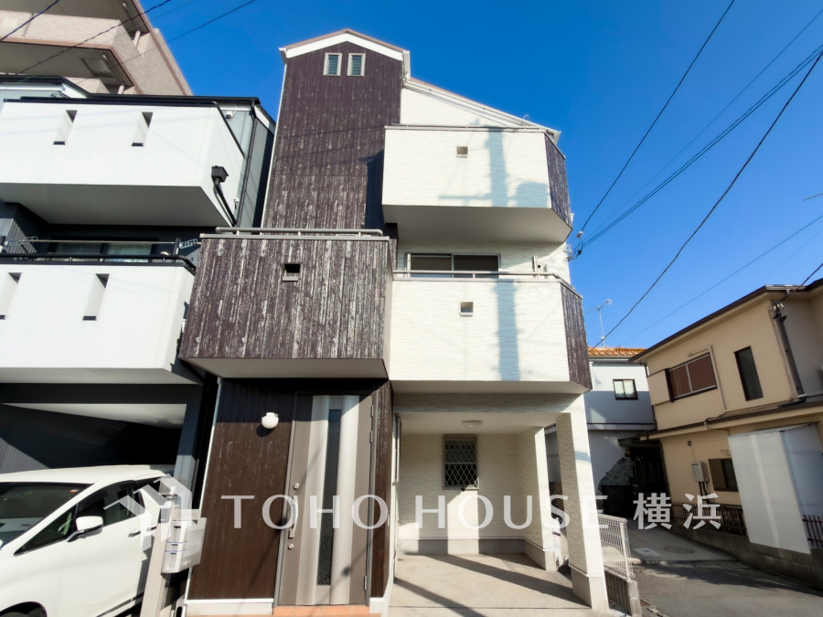 住む人を映し出す洗練された佇まいは、いつまでも輝き続けながらいつしか街の風景に溶け込んでいきます。