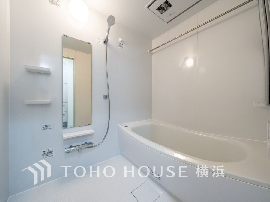 ◆質感が奏でる時間◆輝きが美しいホワイトカラーのパネルと流麗なデザインの浴槽が醸しだす高級感を感じる浴室、快適・清潔な空間で心も体もオフになる時間を。