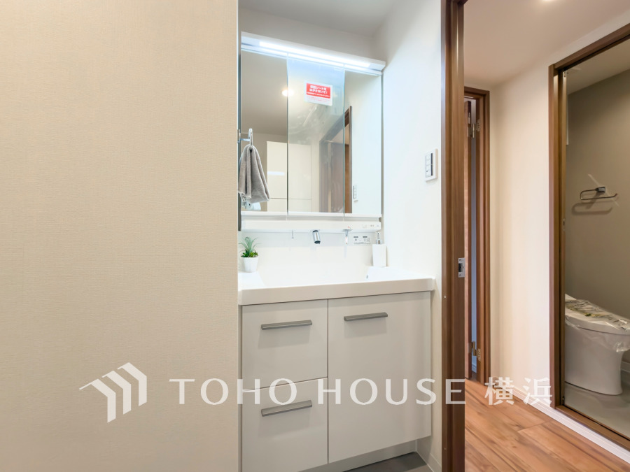 十分な大きさの洗面台は収納もさる事ながら、身だしなみチェックや歯磨きなど、朝の慌ただしい時間でもホテルライクなスペースで余裕とゆとりを感じて頂けます。