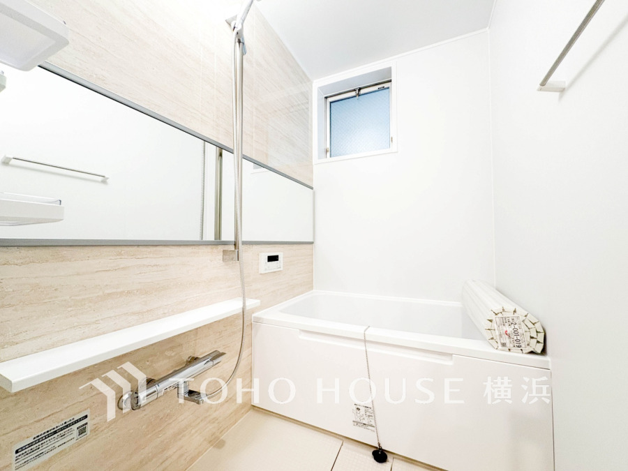 1日の疲れを癒すバスルームは、心地よいリラックスを叶える清潔感溢れる美しい空間です。心からゆったりと寛いでいただけるよう、ゆとりのスペースを確保してます。