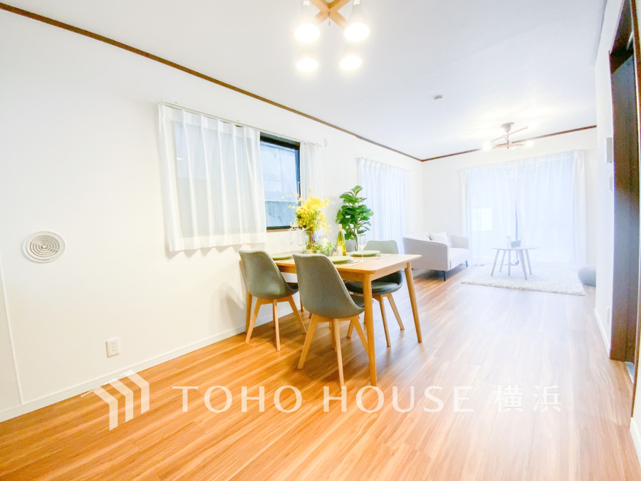 家族と過ごすひと時を溢れる光が優しく包み込むリビングダイニング。家族とともに、心穏やかに過ごすひととき。家族との時間、自分の時間を大切にできる空間がここにあります。