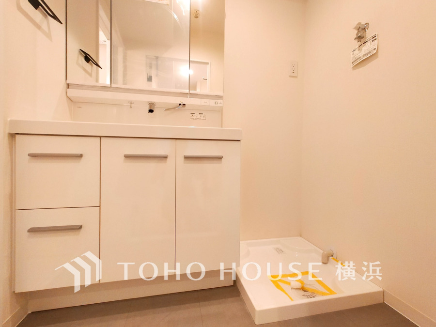 新規交換された洗面化粧台は美しく使いやすい機能が備えられています。