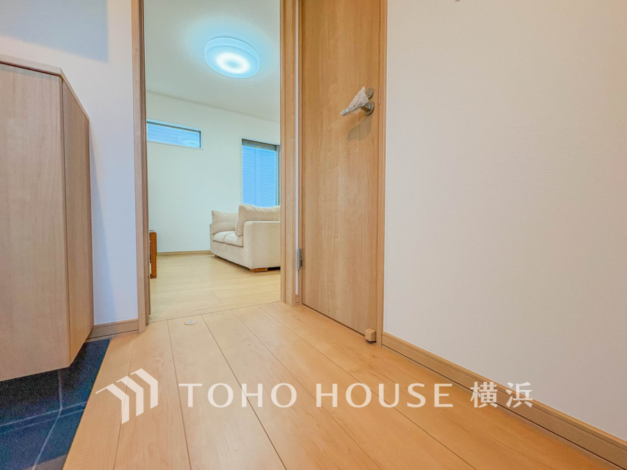 上質感漂う玄関と廊下。居住者の帰り、訪れる方を優しく迎える・安らぎに満ちた生活空間を予感させる。健やかな暮らしを楽しめそう。