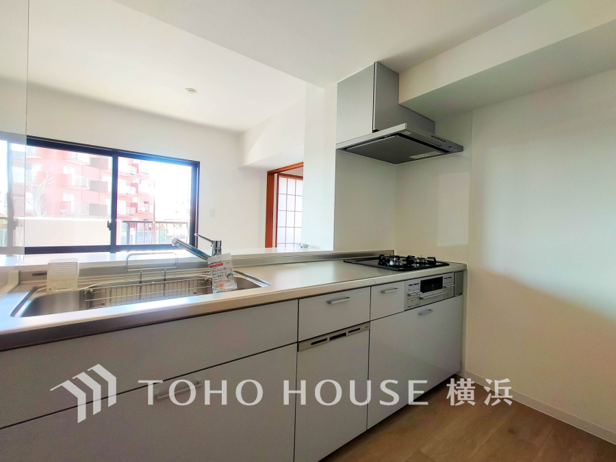 明るい光が差し込む対面式キッチン。収納も充実し、家族との会話を楽しみながら調理ができます。