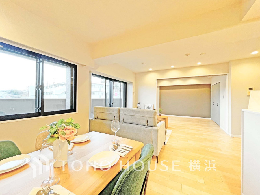 自然光がたっぷり入る明るいリビングダイニング。落ち着いた配色でゆったり寛げる空間です。