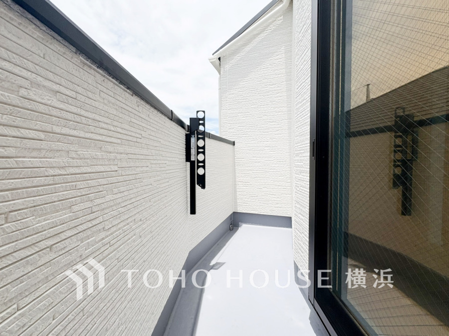 開放感いっぱいの眺望と共に光と風を享受するバルコニー。緑豊かな景観を眺めることができます。