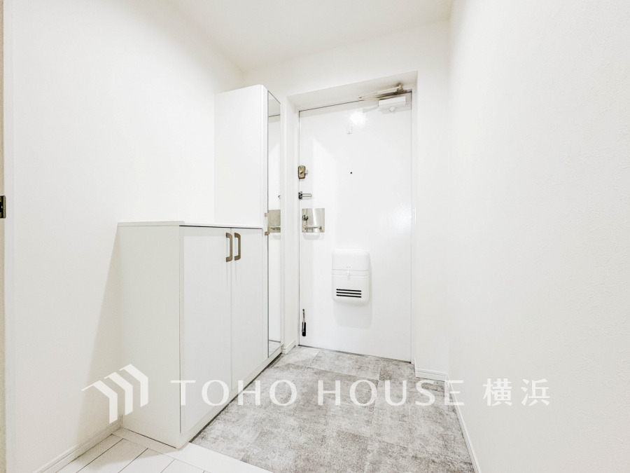 清潔感あふれるホワイトで統一された玄関。大容量のシューズボックスと全身鏡で使い勝手も抜群です。