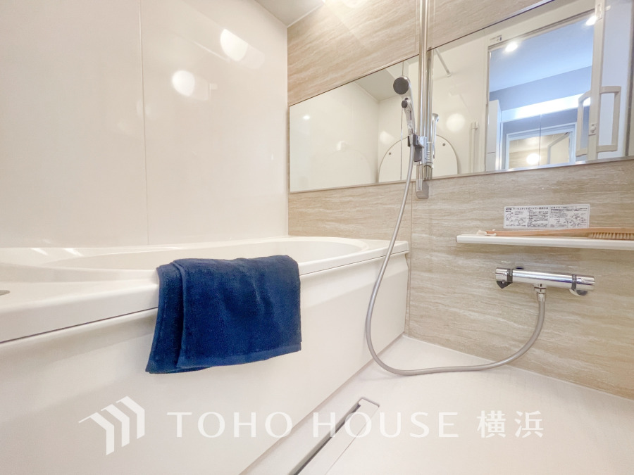 1日の疲れを取り心身を癒すことができる住まいの中のリラクゼーション空間、バスルーム。心からゆったりと寛いでいただけるよう、柔らかな色合いで仕上げています。
