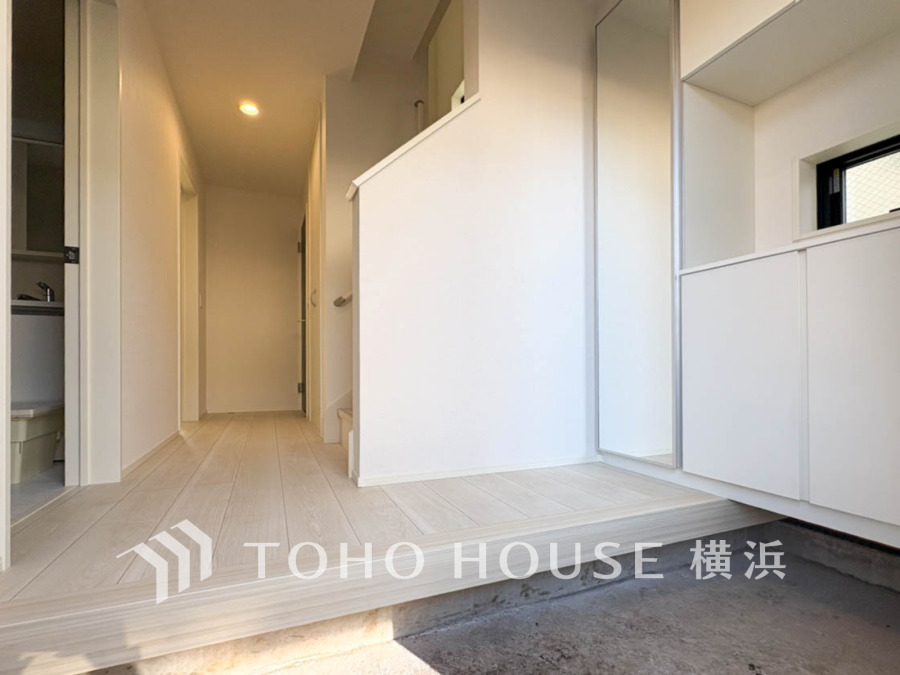 明るく清潔感のある玄関ホール。大型ミラー付き収納でお出かけ前の身だしなみチェックもスムーズです。