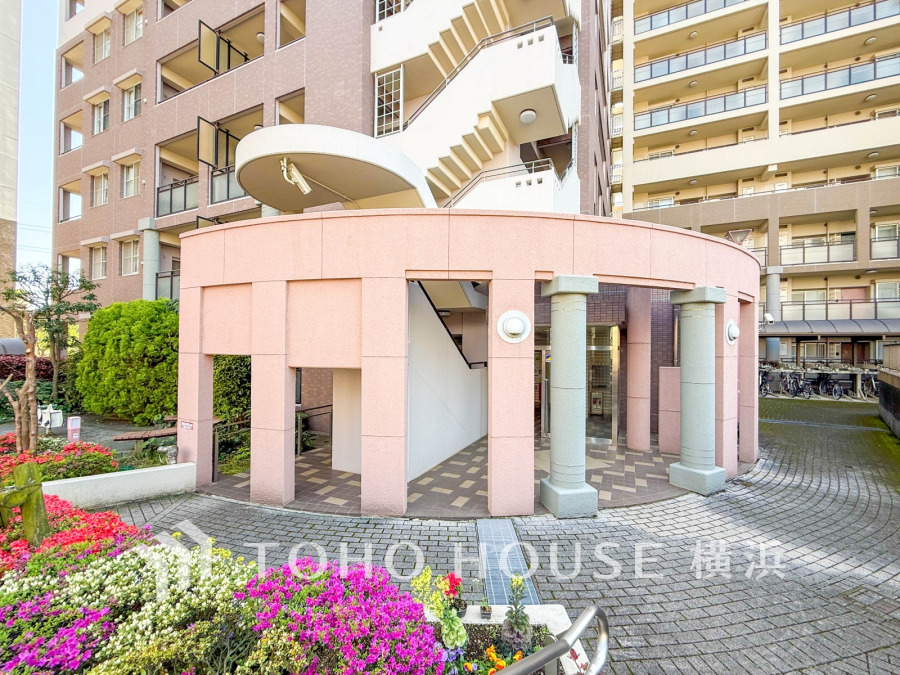 季節の草花に彩られた美しいエントランス。四季折々の変化を楽しめる心地よい空間です。