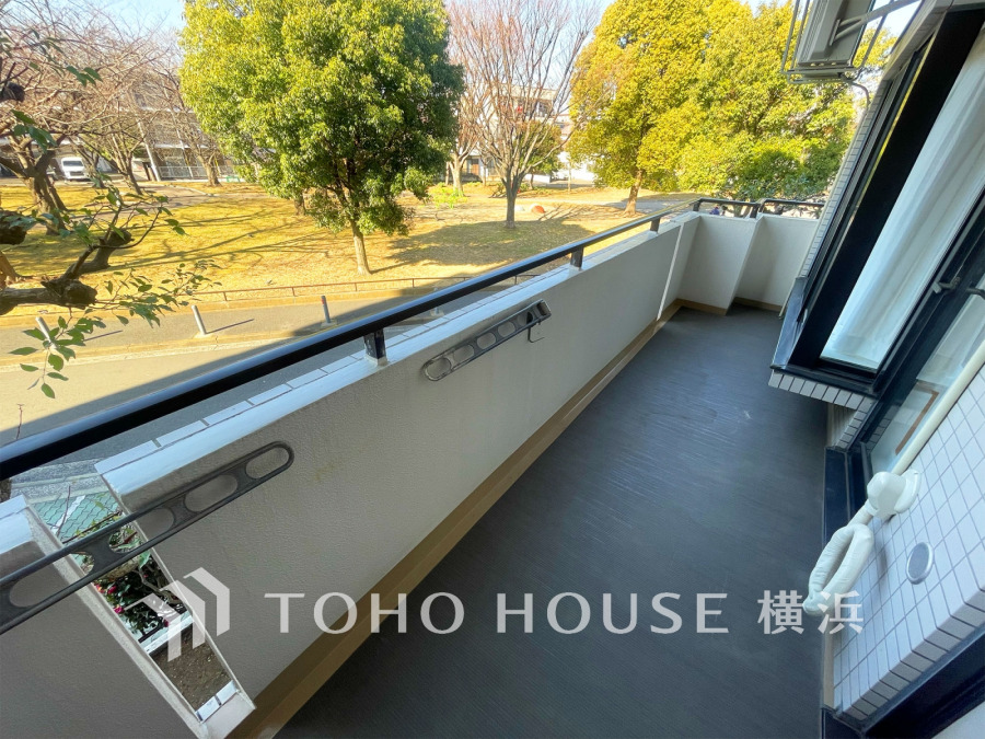 バルコニーからは公園を見渡す開放的な眺望が広がります。