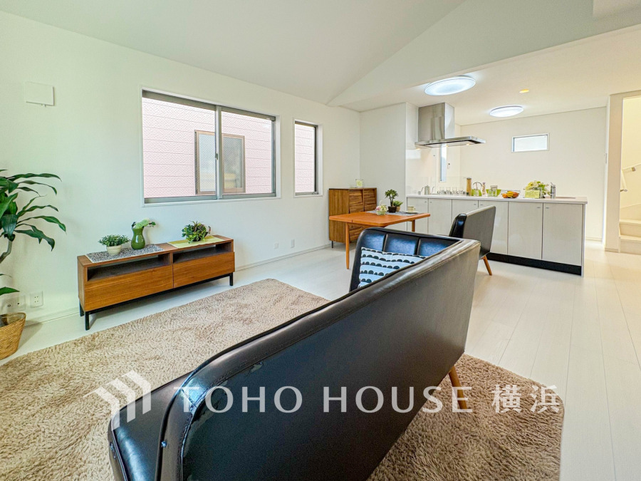 明るく開放的なリビングは、白を基調にした清潔感あふれる空間で、家族のくつろぎに最適です。