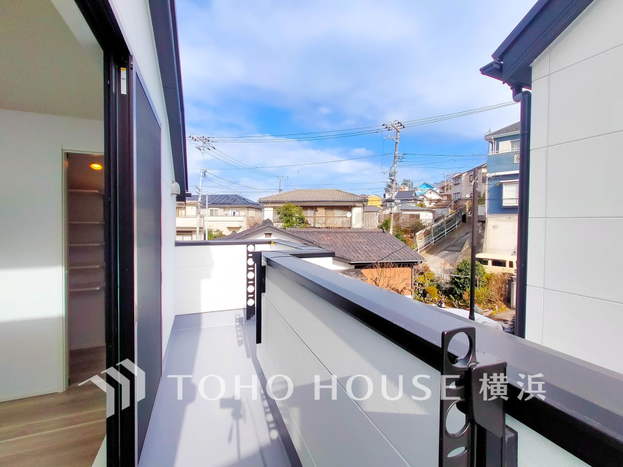 気持ちのいい空が見渡せるバルコニー。爽やかな風を感じて、心躍る素敵な暮らしがはじまります。
