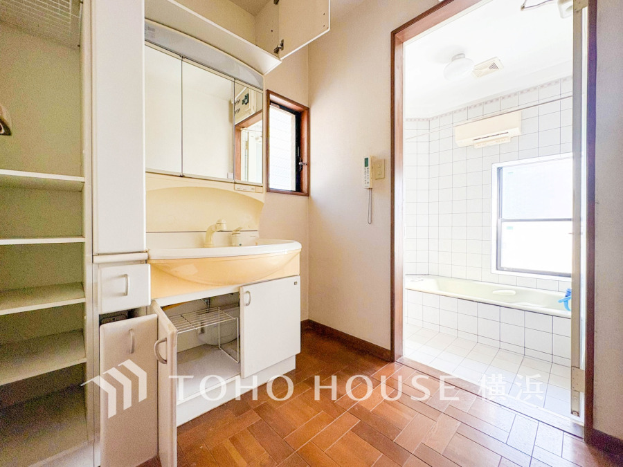 【2026年3月撮影】使いやすい機能が備えられた清潔感溢れる洗面空間。収納も充実しています。
