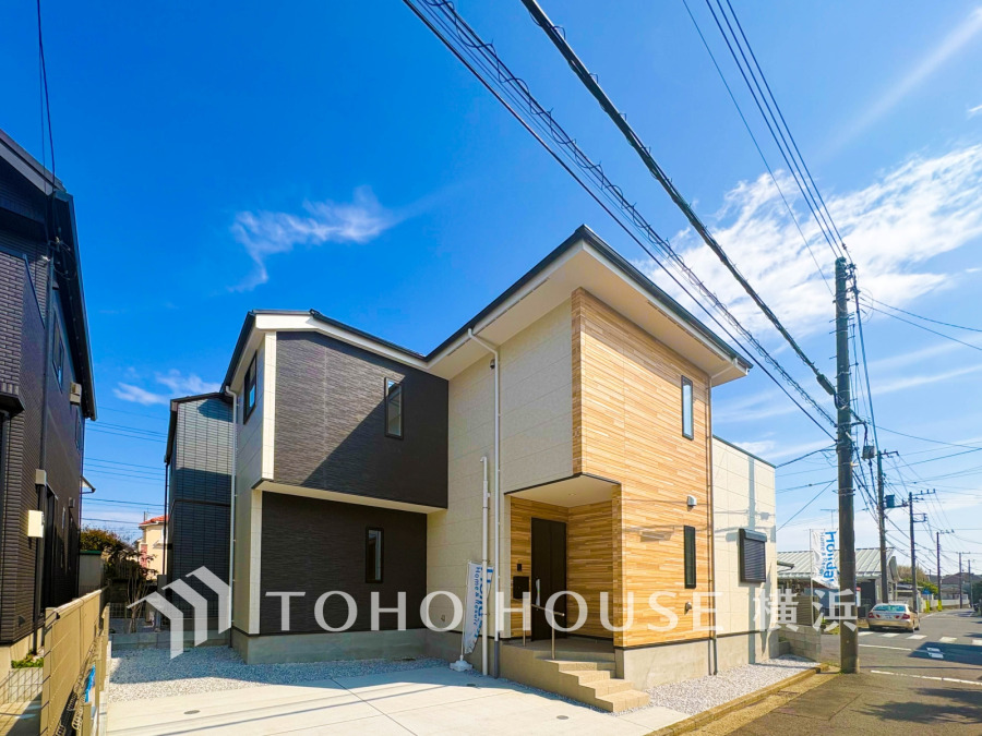 陽当たりに恵まれた開放的な角地立地。うららかな陽射しがたっぷりと降り注ぐ、快適さを追求したお住まい。
