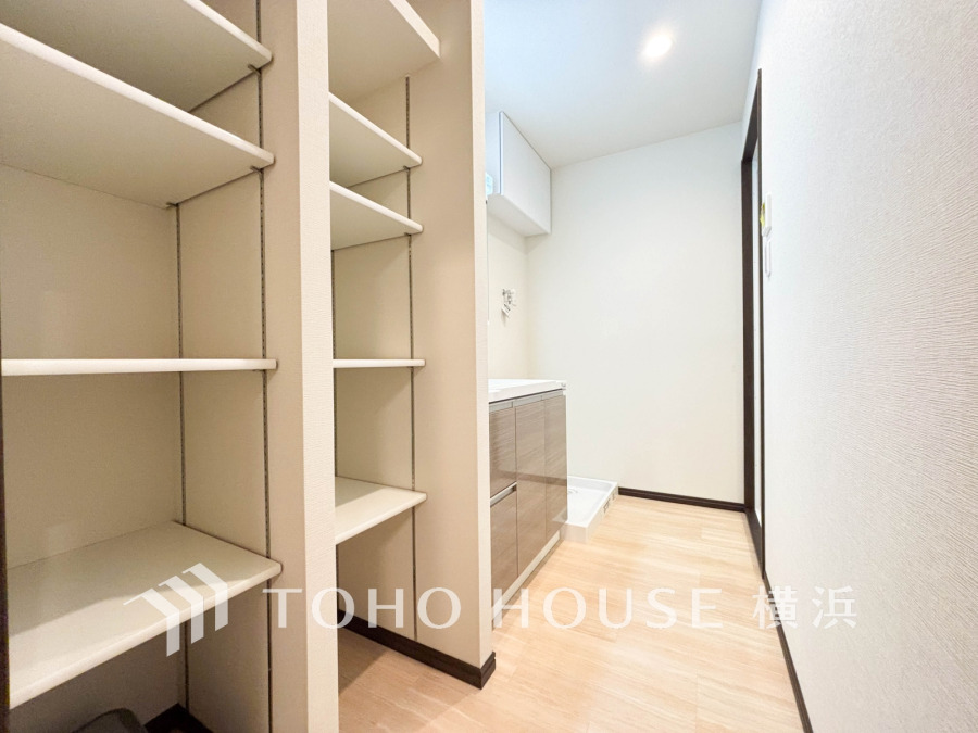 収納棚付きで使いやすい洗面脱衣所。明るく清潔感のある空間が毎日の生活をサポートします。