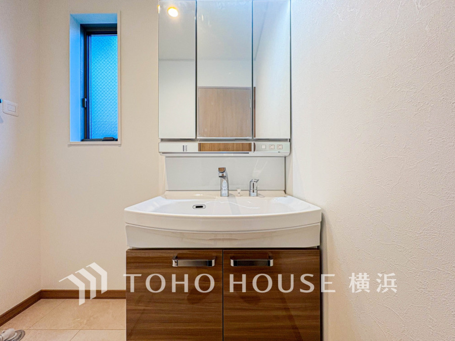 使いやすい機能が備えられた清潔感溢れる洗面空間。収納も充実しています。
