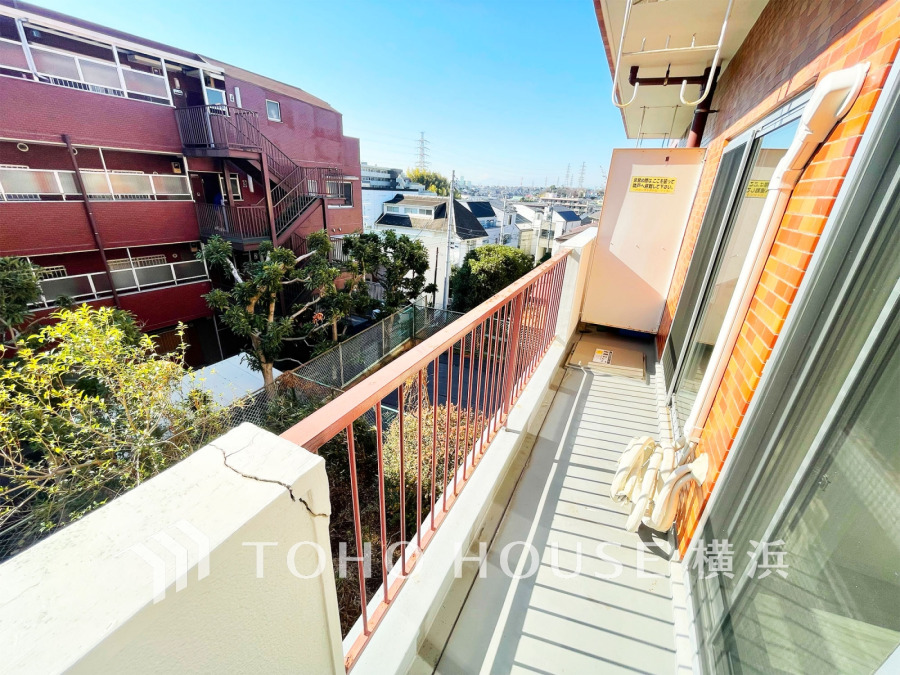 南向きで開放感のあるバルコニーです。日当りがよく、日照時間も長い為洗濯物も短時間で乾きそう。
