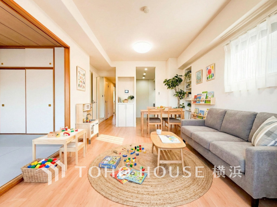 家族と過ごすひと時を溢れる光が優しく包み込むリビング。家族とともに、心穏やかに過ごすひととき。家族との時間、自分の時間を大切にできる空間がここにあります。（装飾品はAI加工）