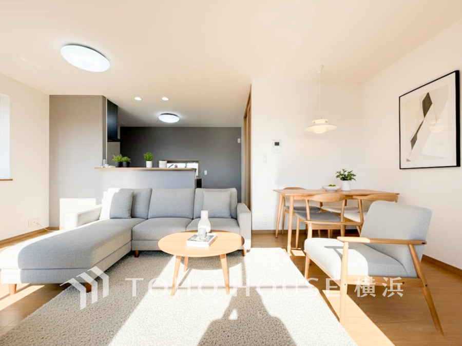 太陽の恵みを受けた明るい空間。吹きぬける風を感じながら爽やかで風通しの良い暮らしが叶います。（家具・装飾品はAI加工です）
