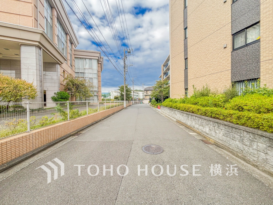 爽やかな青空の下に贅沢なほどに降り注ぐ陽光、豊かな居住性と、クオリティが見事に調和した住空間は、住まうことの喜びを感じさせてくれます。