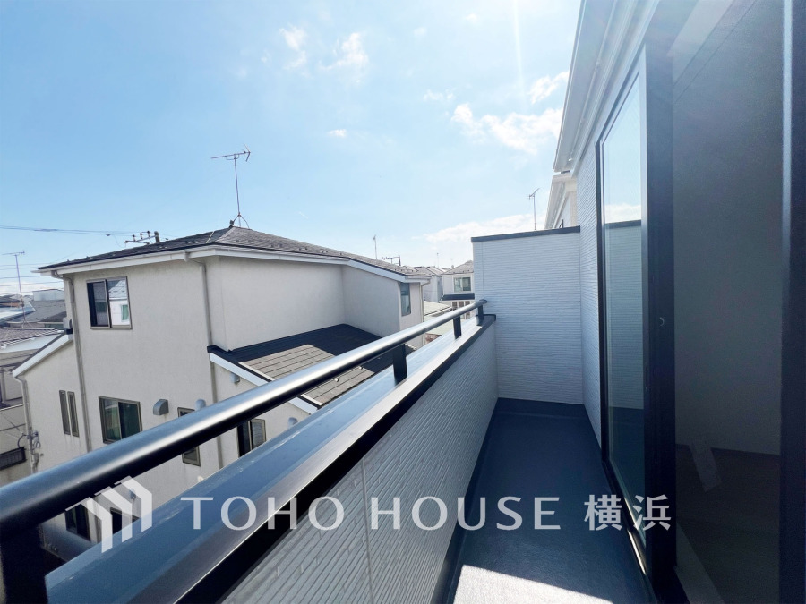 たっぷりの陽光が差し込むバルコニー。健やかな暮らしを守る太陽の恵みを存分に享受できます。爽やかな風と暖かな陽射しが紡ぐハーモニーが日々の暮らしのBGMになることでしょう。