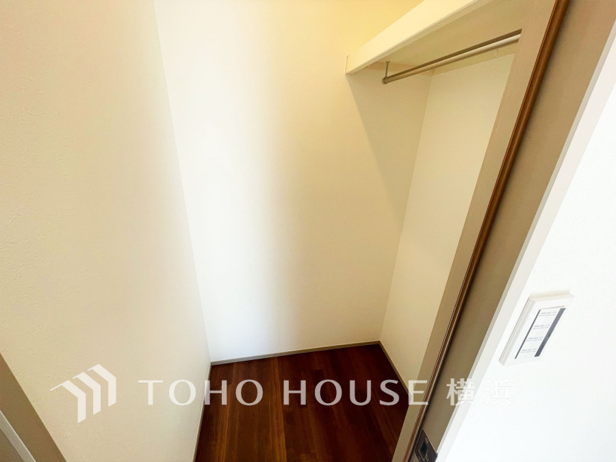 ウォークインクローゼット（＝WIC）は家族みんなの衣類が収納できるよう広めに設計。見やすく取り出しやすい、機能的で使い勝手のよい収納スペースです。