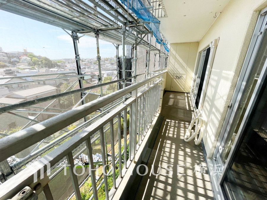 たっぷりの陽光が差し込むバルコニー。健やかな暮らしを守る太陽の恵みを存分に享受できます。爽やかな風と暖かな陽射しが紡ぐハーモニーが日々の暮らしのBGMになることでしょう。（2026年4月撮影）