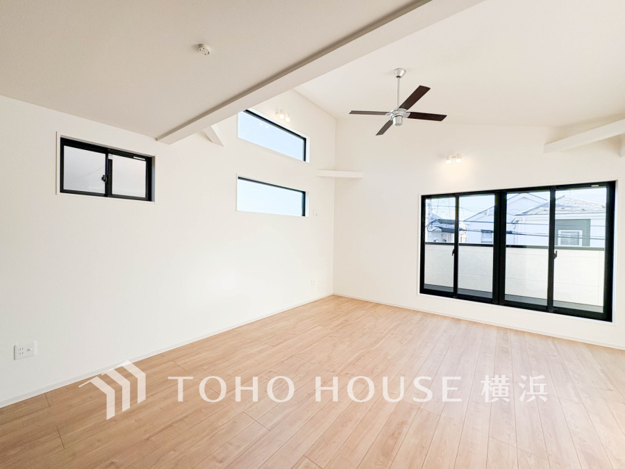 明るく開放的な空間が広がるLDK。室内には豊かな陽光が注ぎ込み、爽やかな住空間を演出。
