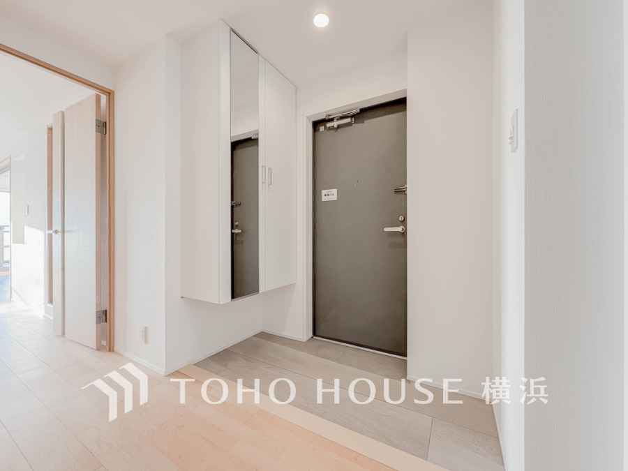 収納力の豊富なシューズボックスを設置したゆとりある玄関スペース。