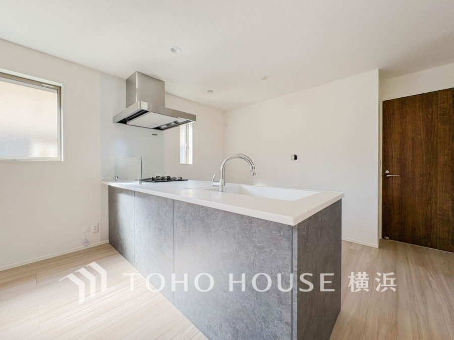 清潔感あふれるシンプルなキッチン。広々とした作業スペースで料理も快適にこなせます。自然光が差し込み明るい空間。