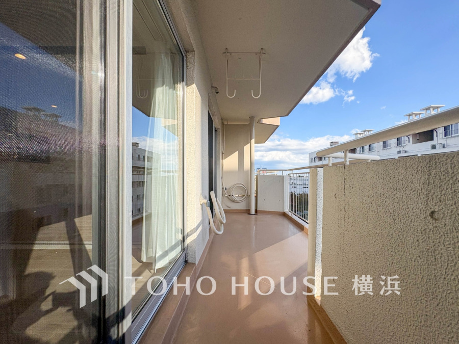 南向きで陽当たり良好なバルコニー。洗濯物もゆったり干せる快適な屋外スペースです。