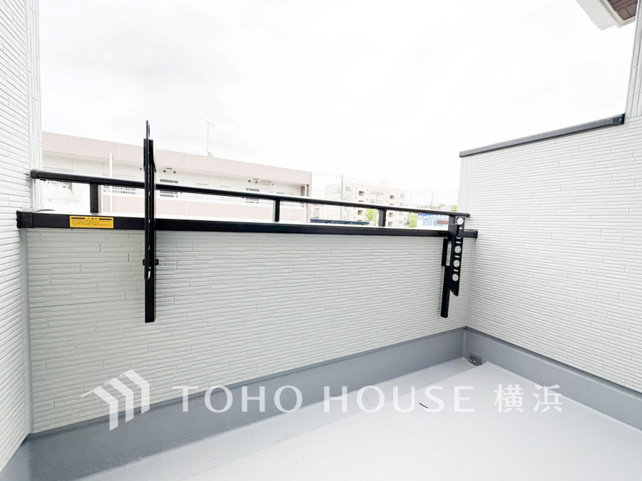 暮らしの中で光と風を演出してくれるバルコニー、見事なまでの開放的な空間を演出しながら、プライベート性も確保された空間は我が家の自慢です。