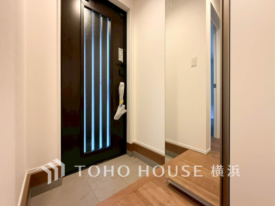 お客様をお迎えする玄関は落ち着いた雰囲気。帰り着くたびに洗練されたテイストの空間に迎えられ誇りと喜びを感じる玄関まわりです。