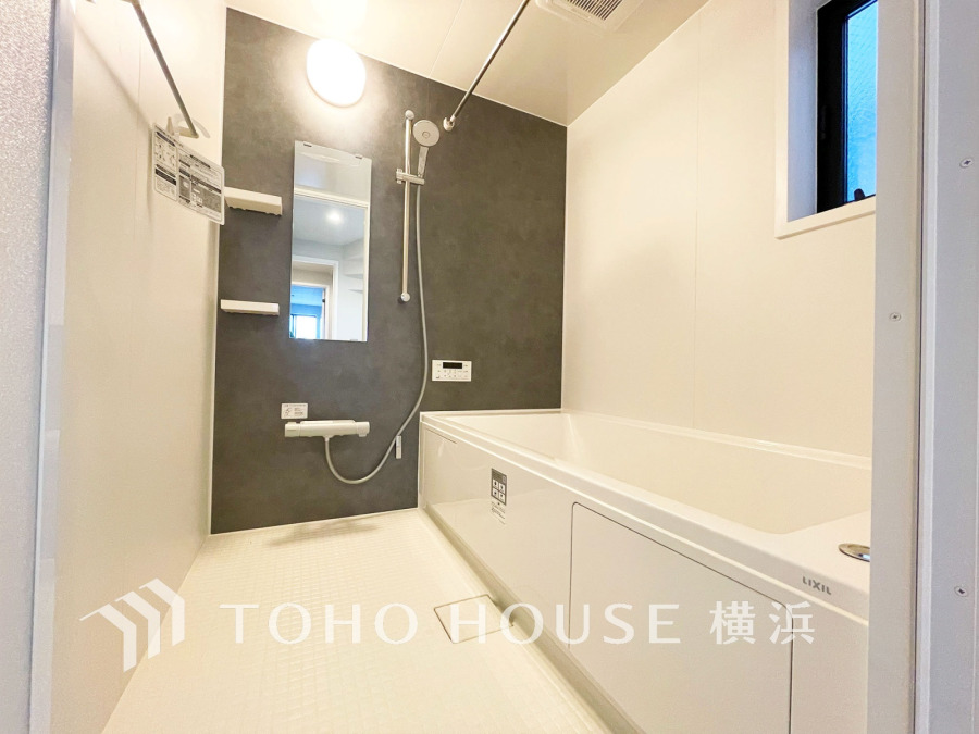 上質が感じられる質感とカラーリングで、清潔な空間美を実現。一日の疲れが癒される優雅なバスタイムを堪能できるゆとりあるバスルームです。