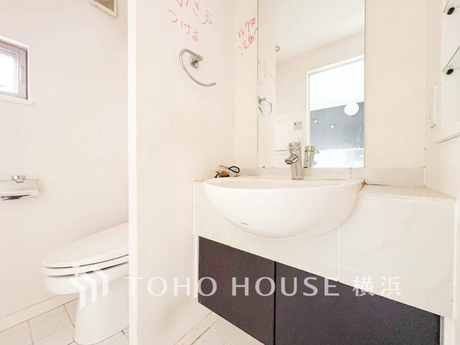 【2025年10月撮影】落ち着いた空間を演出するカラーと、ゆったり落ち着いてお使い頂ける広さが魅力のパウダールーム。居室からも独立しており、プライベート空間を保ちます。