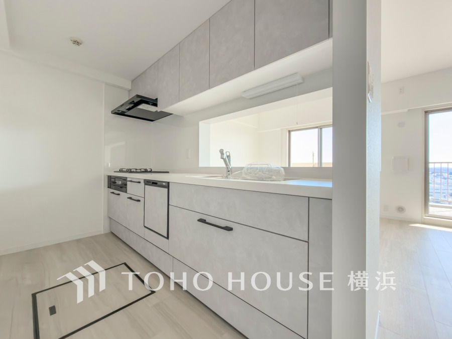 新規交換された清潔感溢れるシステムキッチン。食洗器・浄水器など機能的な設備を備えています。